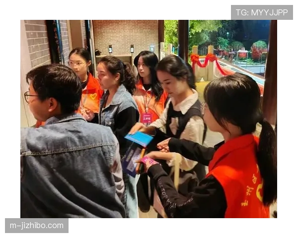 志愿者风采：微笑服务连接三地情谊