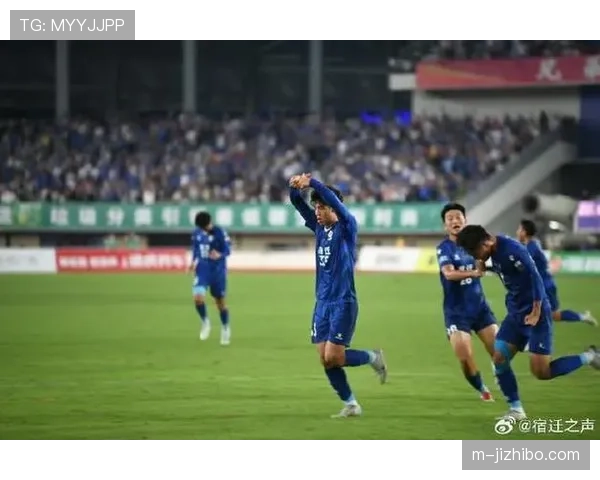 暖心花絮：对手球员受伤，本方球员主动将球踢出边界，获全场掌声